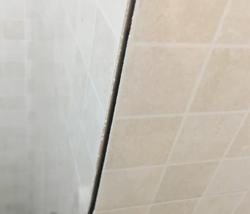 九寨沟瓷砖空鼓维修公司分享阳台瓷砖脱落的修复过程可以分为以下几个步骤