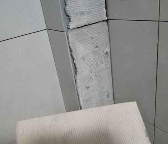 九寨沟瓷砖空鼓维修公司分享下厨房瓷砖脱落的补救措施。